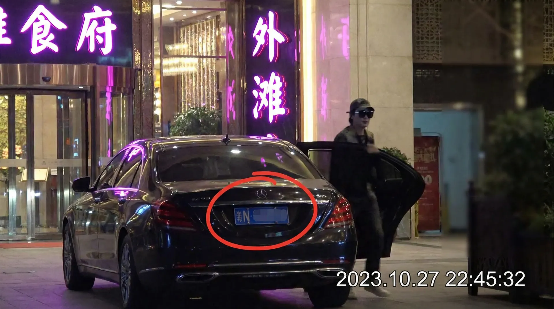熟女-熟女视频最新高清与精选视频 - 某明星深夜现身高档餐厅被拍